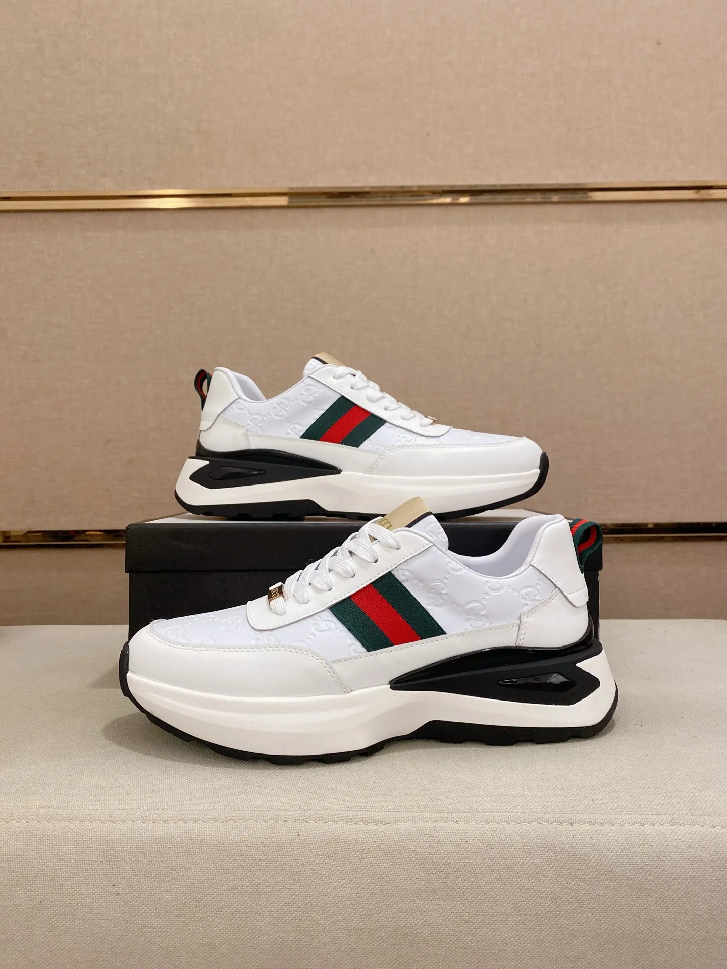 Men's shoes 💰 462💰The new GUCCI (Gucci) counters are launched simultaneously. The new men's shoes, 😘fabrics are selected from imported cowhide, and the lining is sheepskin lining. 👍🏿 High-end ☄️ air-cushion molded anti-slip rubber outsole, exquisite lines, simple and elegant, comfortable and high-end for leisure travel. Code number: 38 to 44 (45 can be customized and cannot be returned or exchanged)